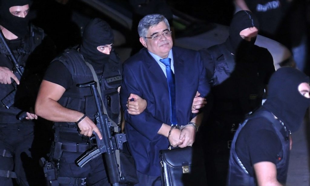 Líder do partido neonazista grego é condenado a 13 anos de prisão