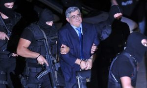 Líder do partido neonazista grego é condenado a 13 anos de prisão