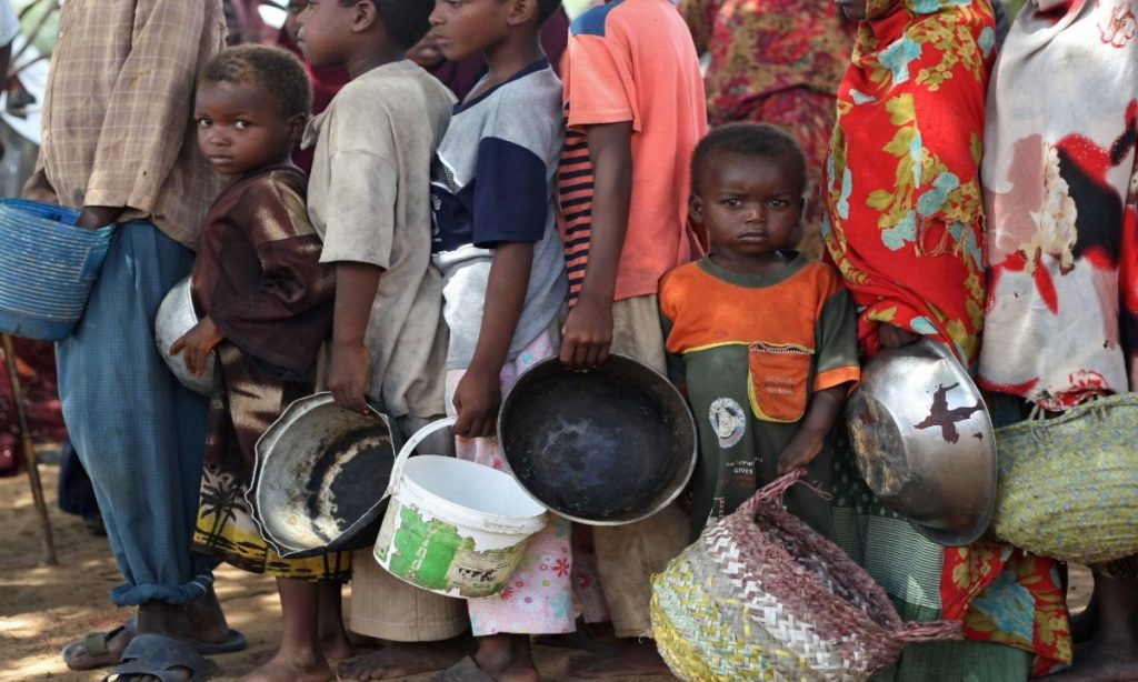 Os paralelos da vida burguesa com a vida no campo dos refugiados