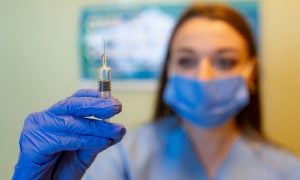 Reino Unido pode disponibilizar vacina contra Covid-19 antes do Natal
