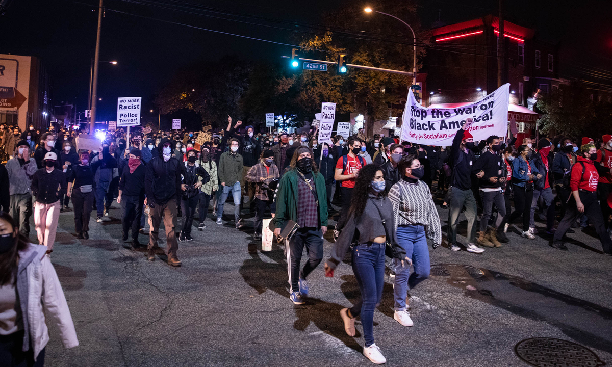 Manifestantes protestam contra o autoritarismo e pela igualdade racial nos Estados Unidos, após morte a tiros de homem negro. Foto: Gabriella Audi/AFP 