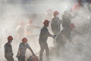 Equipes buscam sobreviventes após terremoto na Turquia e na Grécia