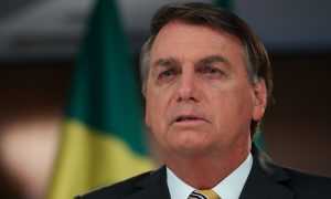 Bolsonaro agora apresenta a nitazoxanida contra a Covid-19