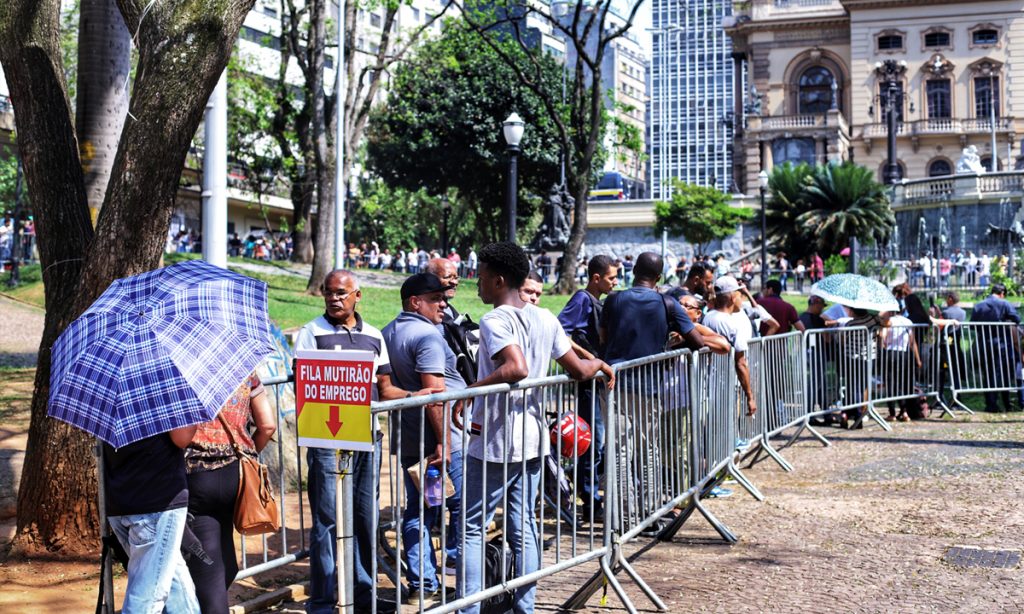 ‘Aos bicos devemos acrescentar a carteira assinada’?