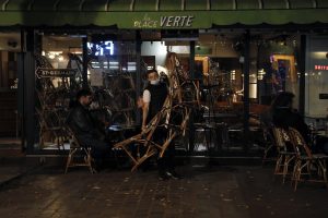 Após novo surto de coronavírus, Paris se prepara para fechar bares