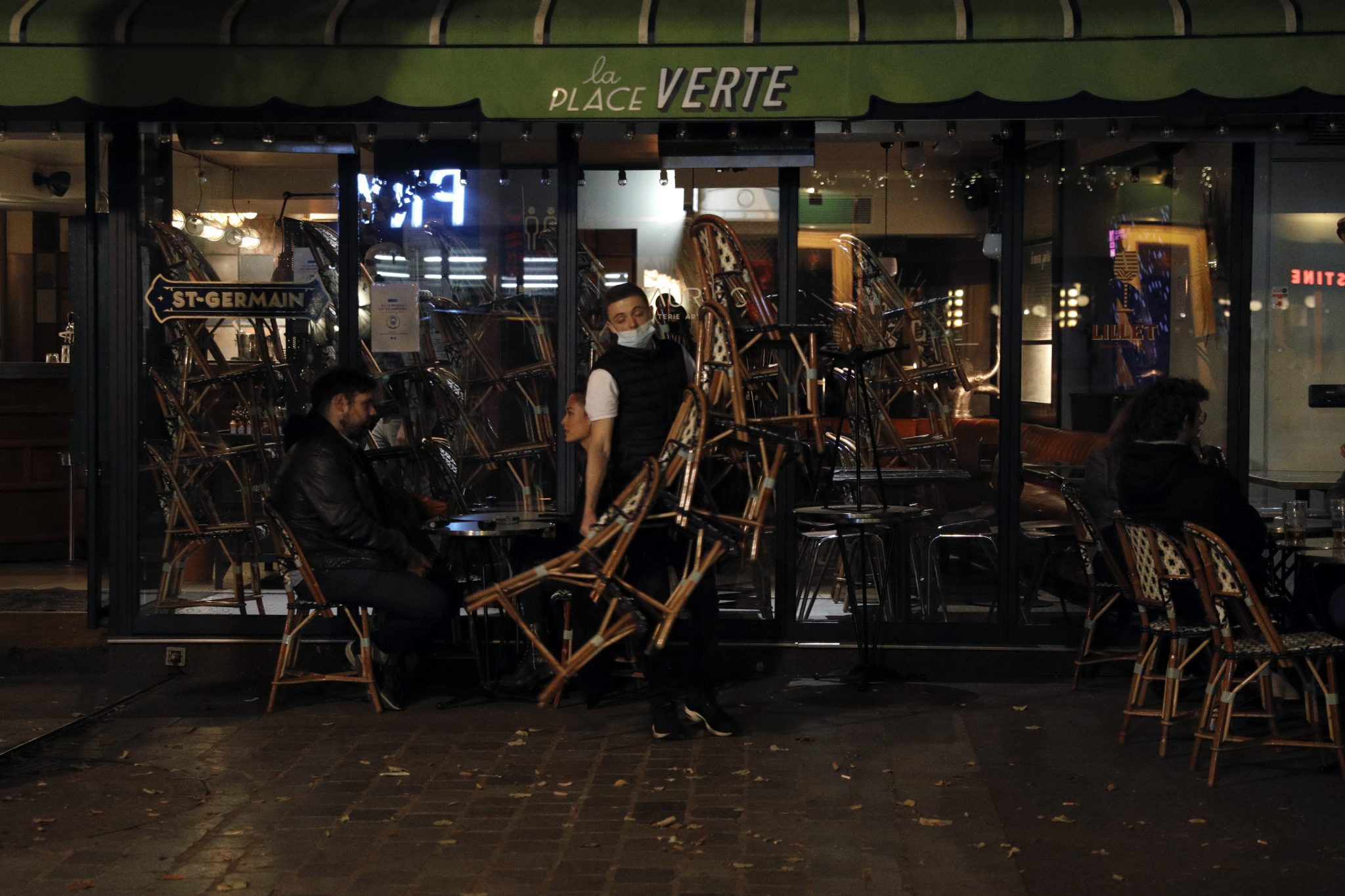 Os bares da capital francesa já foram obrigados na semana passada a fechar as portas às 22h Foto: Geoffroy-Van-Der-Hasselt/AFP 