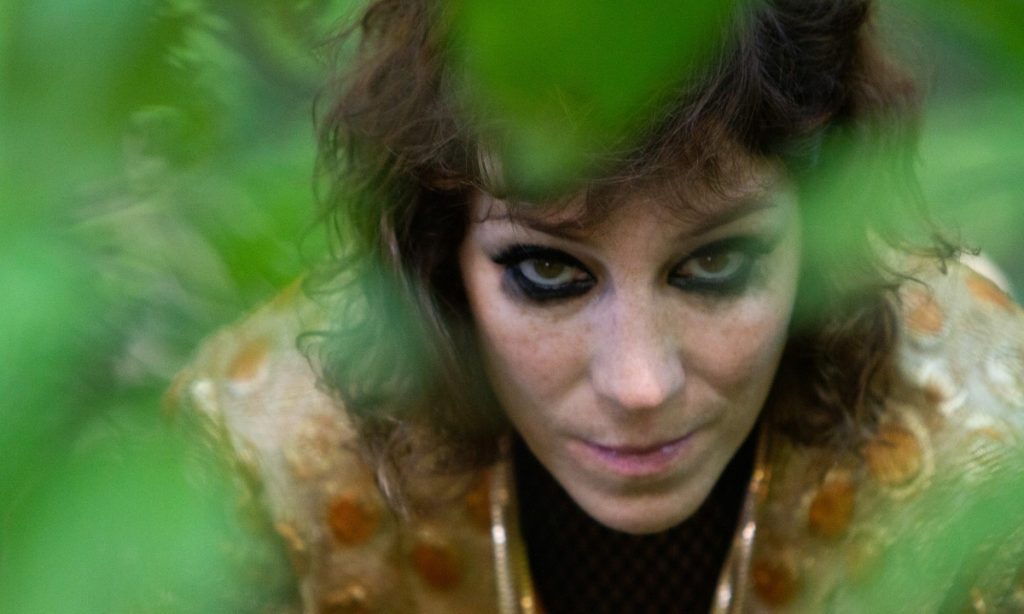 Para Karina Buhr, live na internet “elitizou” ainda mais a música