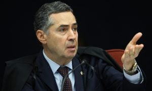 Barroso manda à PGR notícia-crime contra Bolsonaro por fake news sobre vacinas