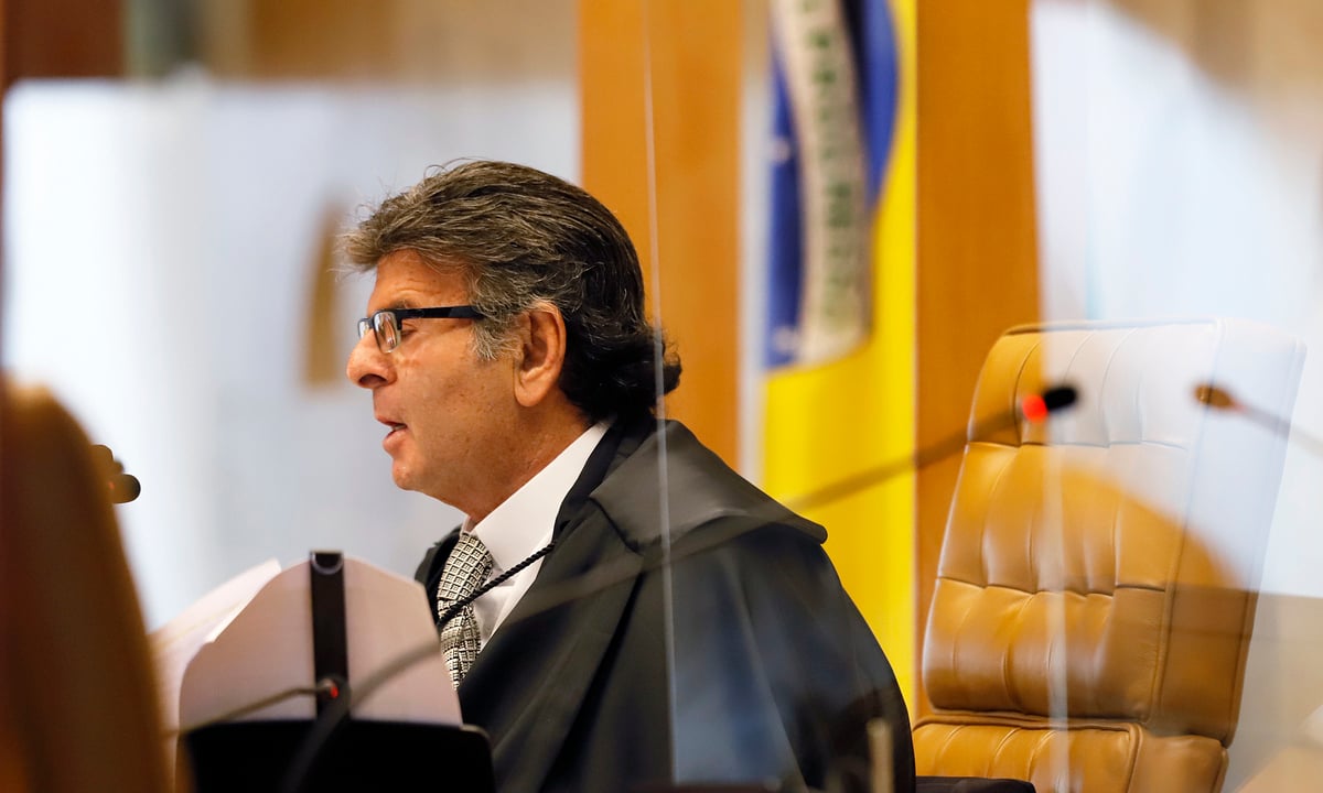 Fux determina redistribuição de inquérito sobre interferências de Bolsonaro na PF