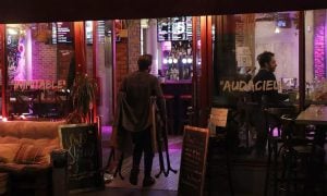 Paris fecha bares a partir de terça, mas mantém restaurantes abertos com mesas de seis pessoas
