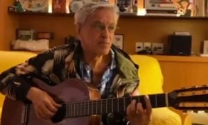 Caetano critica proibição e canta para homenagear Manuela D’Ávila