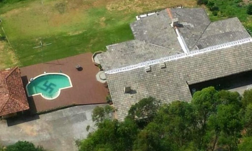 Candidato a vereador que tem suástica na piscina é intimado