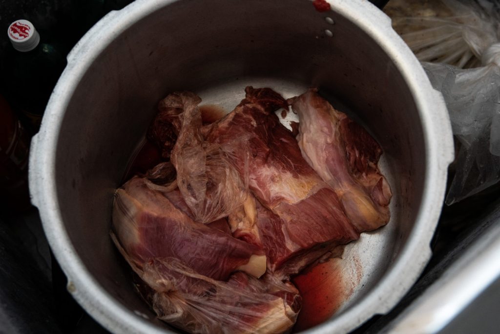 Na cozinha, foram encontrados alimentos vencidos e carnes armazenadas sem data de fabricação e validade. Créditos: Vitor Shimomura/Agência Pública