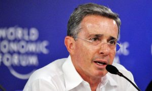 Ex-presidente colombiano Álvaro Uribe é libertado por ordem de juíza