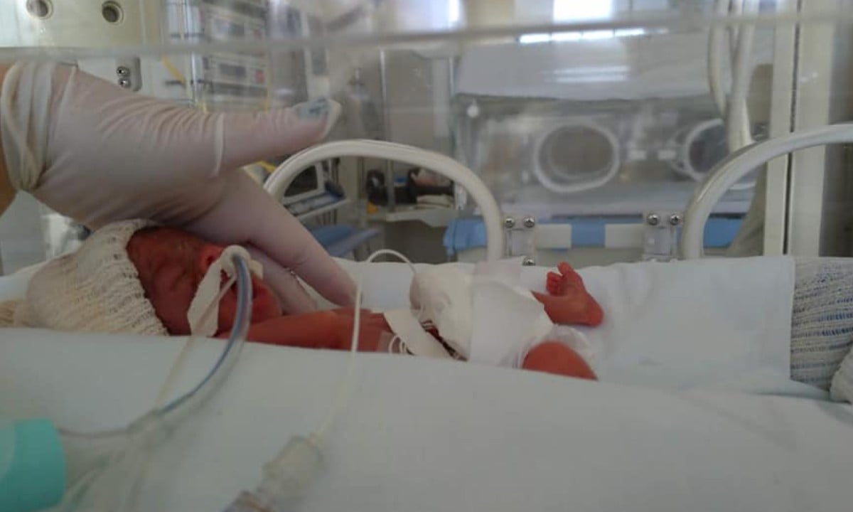 Funcionários de UTI referência em atendimento a prematuros temem terceirização