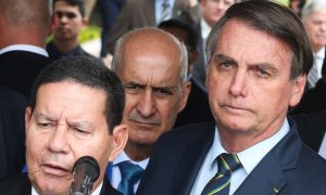 Acompanhado de Ramos, Bolsonaro deixa Alvorada para fazer passeio de moto
