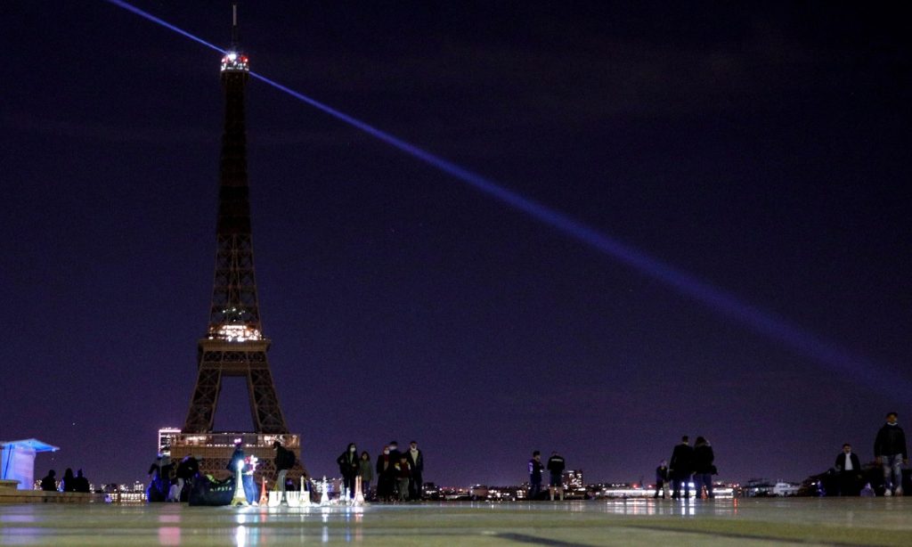 Luzes da Torre Eiffel serão desligadas mais cedo para economizar energia