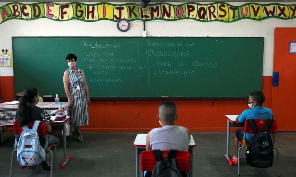 Rede pública estadual do Rio aprovará todos os alunos este ano