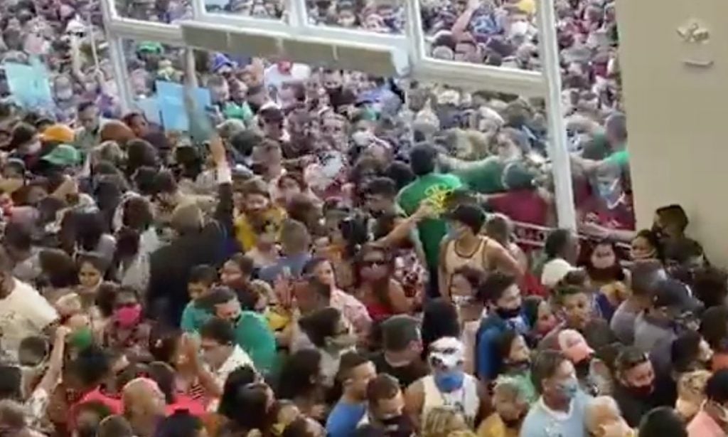 Luciano Hang ‘anima’ multidão em loja da Havan durante a pandemia