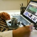 Trabalho remoto eleva percepção de remuneração justa, mas limita crescimento na carreira