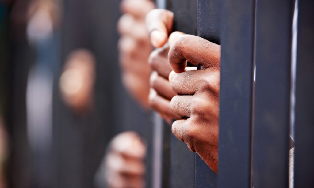 Dois a cada três presos no Brasil são negros, aponta relatório