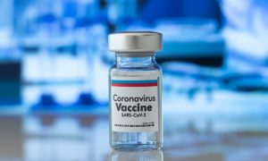YouTube permite circulação de fake news sobre vacina da Covid-19, diz estudo