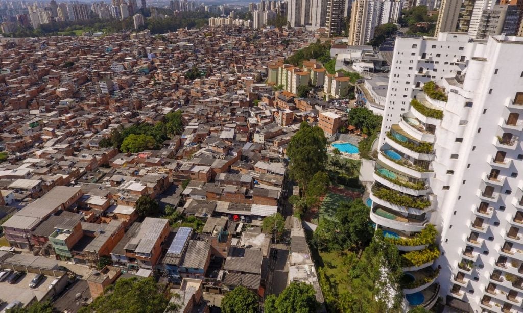 Tributar os super-ricos para financiar a renda básica