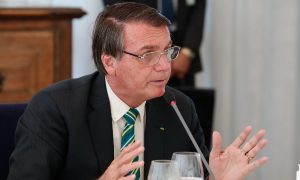 Bolsonaro mente ao dizer que Brasil ‘está em lockdown há um ano’ e insinua fraude em mortes por Covid