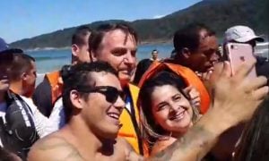 No Guarujá, Bolsonaro passeia na praia e posa com aglomeração de apoiadores