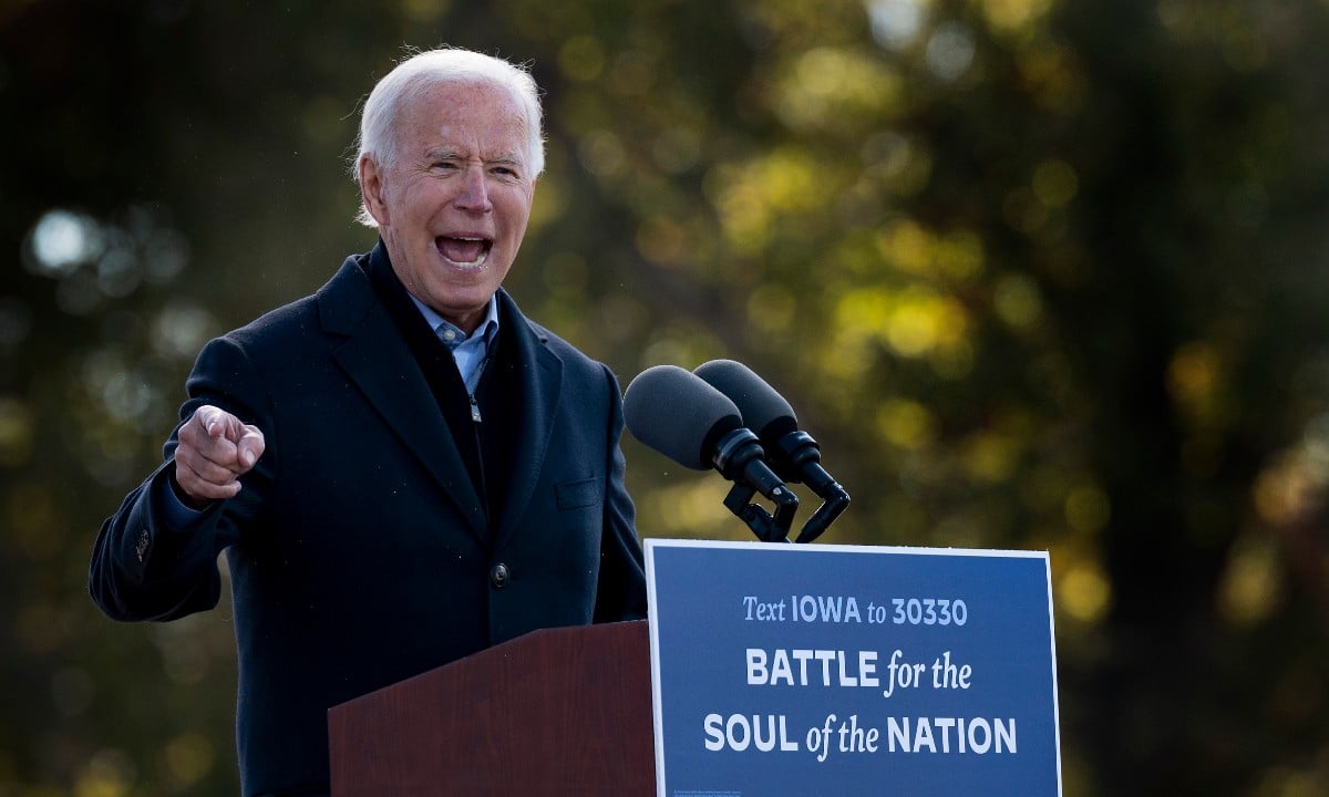 Joe Biden, fala durante um evento de campanha drive-in no Iowa State Fairgrounds em Des Moines, Iowa. Foto: Jim Watson/AFP 