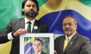 Leo Índio, primo dos Bolsonaro, é assessor do senador flagrado com dinheiro na cueca