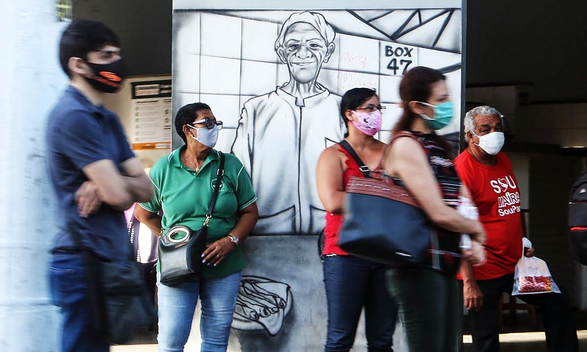 Pessoas em ponto de ônibus de Belém, PA (Foto: Bruno Cecim/Ag.Pará) 