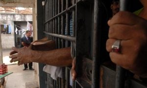 STF concede prisão domiciliar a detentos que têm filhos menores
