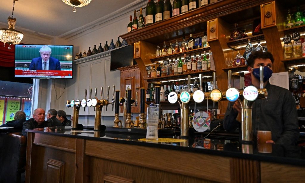 Segunda onda de Covid-19: Reino Unido fecha pubs e reabre hospitais de campanha