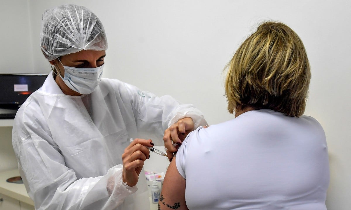 Voluntária recebe dose da vacina da AstraZeneca/Oxford nos EUA (Foto: NELSON ALMEIDA/AFP) Voluntária recebe dose da vacina da AstraZeneca/Oxford nos EUA (Foto: NELSON ALMEIDA / AFP)