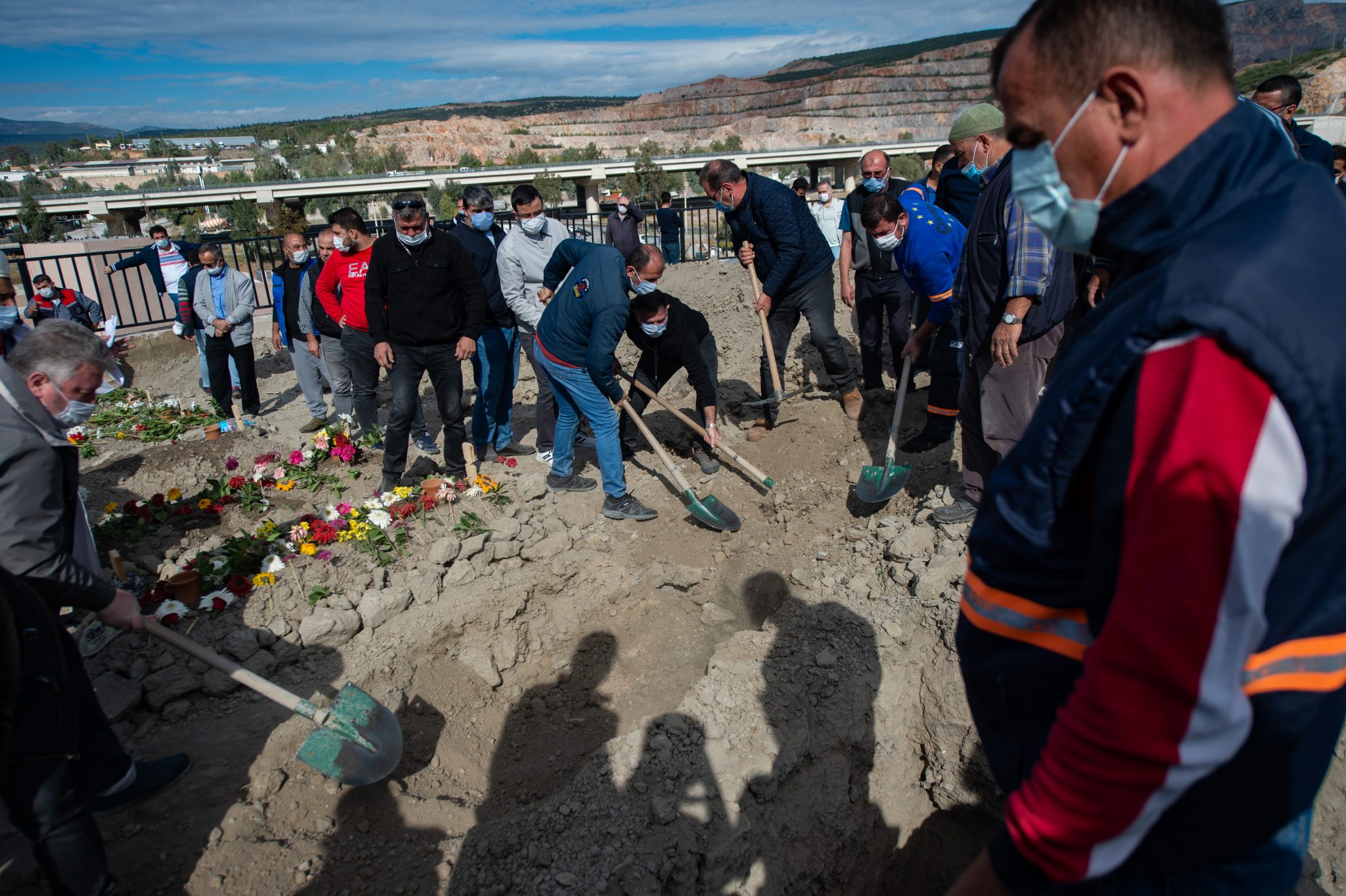 Sobe para 51 o número de mortos no terremoto no Mar Egeu