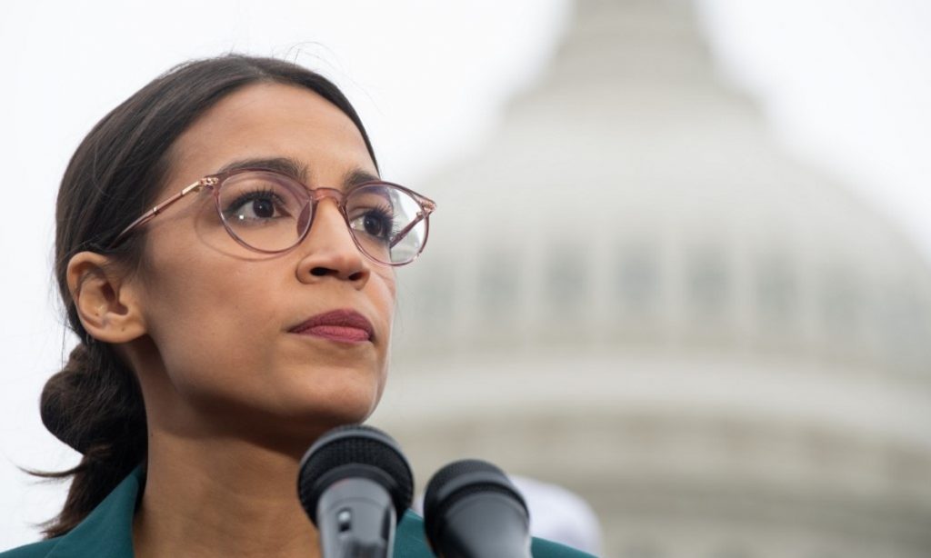 Democrata Alexandria Ocasio-Cortez é reeleita com folga à Câmara