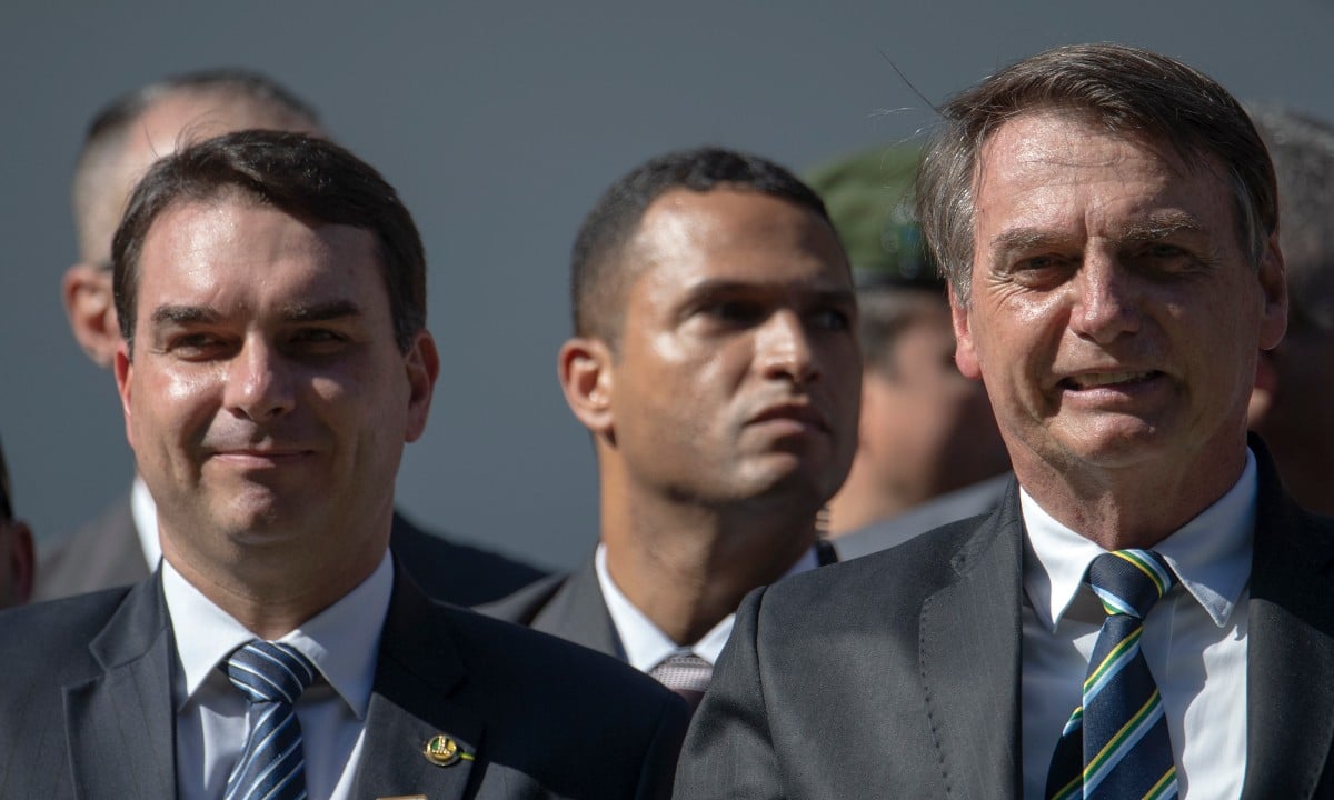 Senador ao lado do pai, o presidente Jair Bolsonaro. Foto: Mauro Pimentel / AFP

 Senador ao lado do pai, o presidente Jair Bolsonaro. Foto: Mauro Pimentel / AFP