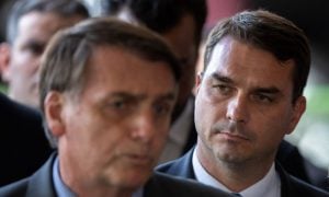Flávio Bolsonaro e esposa receberam R$ 295,5 mil em dinheiro vivo, diz MP