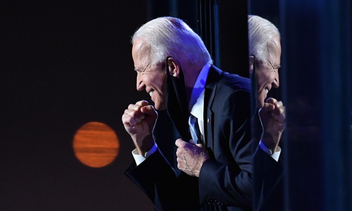 Presidente eleito dos EUA, Joe Biden, gesticula para a multidão. Foto: Angela Weiss / AFP
