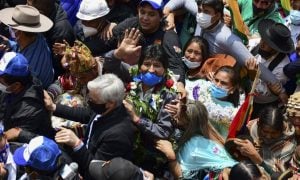 Evo Morales chega à Bolívia e é recebido por multidão