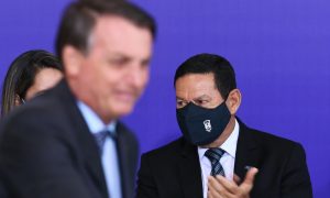 Mourão minimiza fala de Bolsonaro sobre usar 'pólvora' contra os EUA