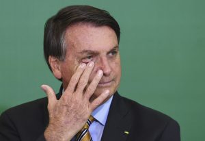Bolsonaro diz que vacinados terão que assinar termo de responsabilidade