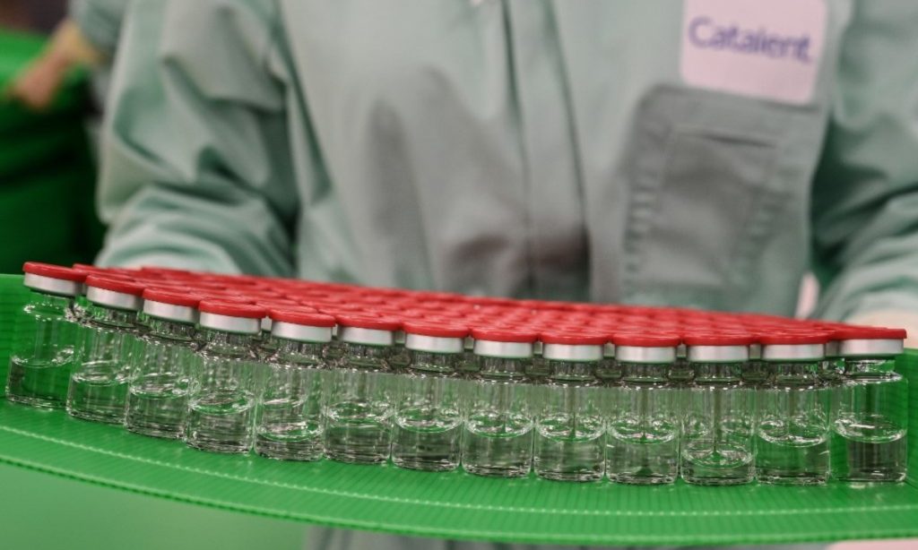 Terceira vacina reforça as esperanças na luta contra a pandemia
