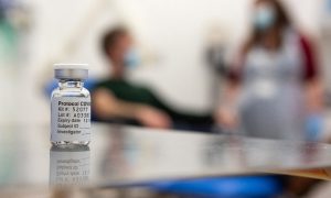 Vacina de Oxford tem eficácia de 79% e não provoca risco de coágulos