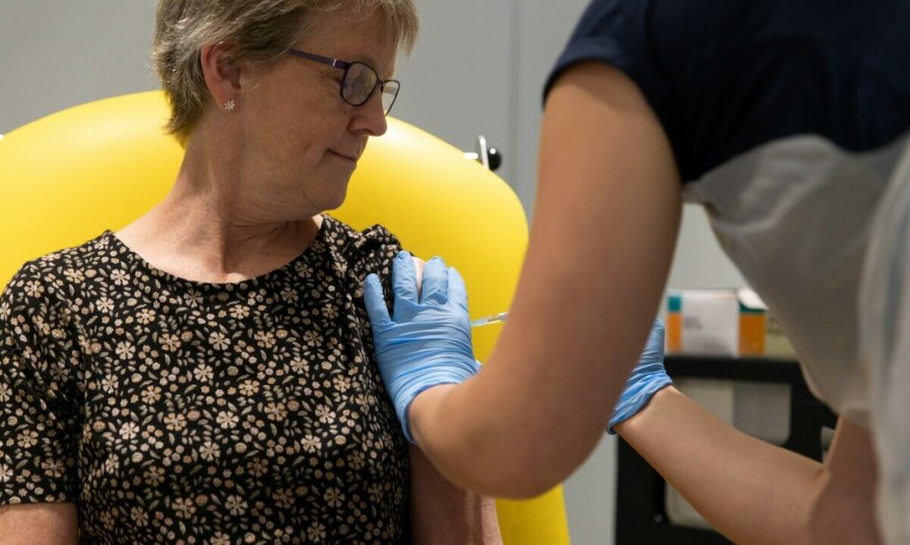 Vacina de Oxford contra Covid-19 precisa de ‘estudo adicional’, diz laboratório