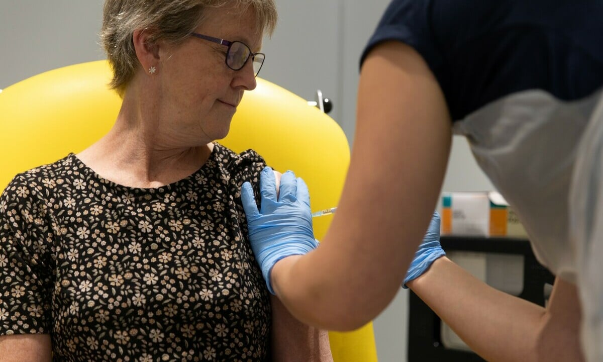 Vacina de Oxford contra Covid-19 precisa de ‘estudo adicional’, diz laboratório