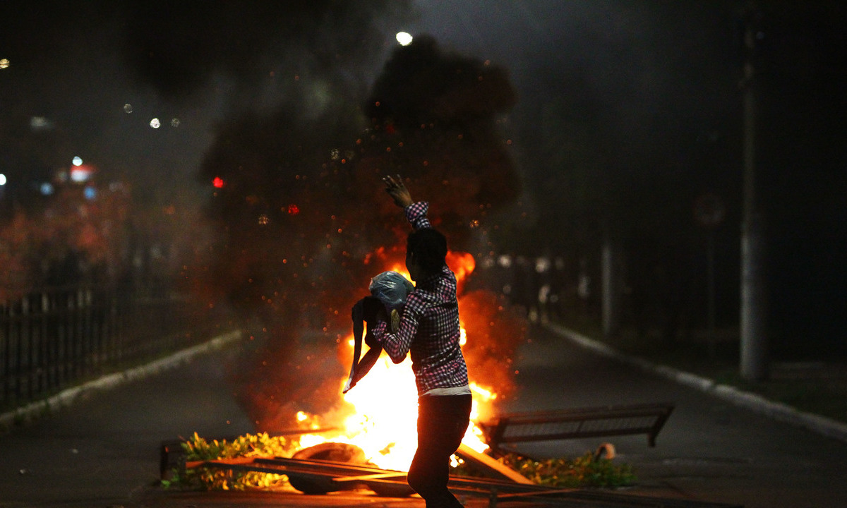 Manifestantes acusam rede de hipermercados de racismo. Foto: SILVIO AVILA/AFP 