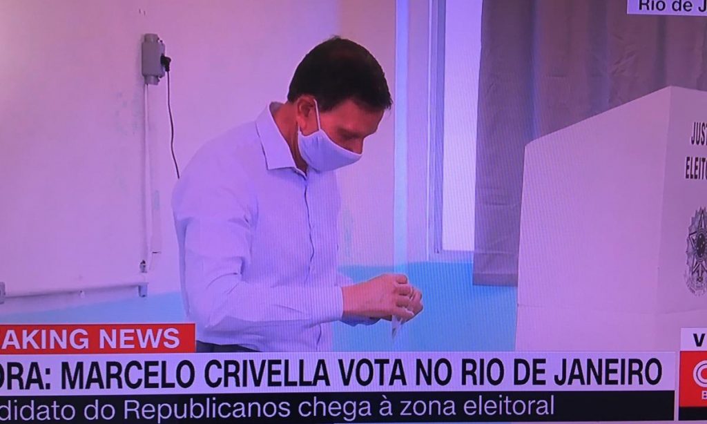 Atrás nas pesquisas, Crivella vota no Rio