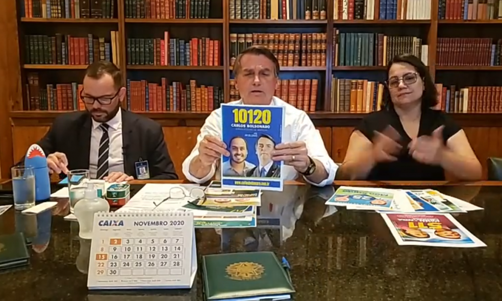 Em live, Bolsonaro pede voto para filho Carlos e outros candidatos em capitais